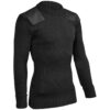 Detalle del tejido acanalado y el cuello del suéter negro ROUSS