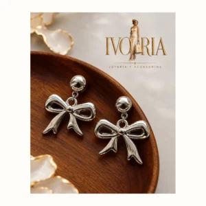 Aretes con diseño de moño plateado