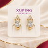 Aretes dorados con diseño de corazón y detalles de piedras