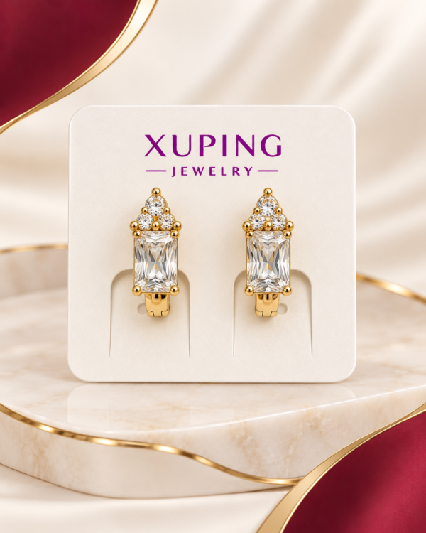 Aretes dorados con diseño de corazón y detalles de piedras