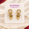 Aretes dorados con diseño de corazón y detalles de piedras