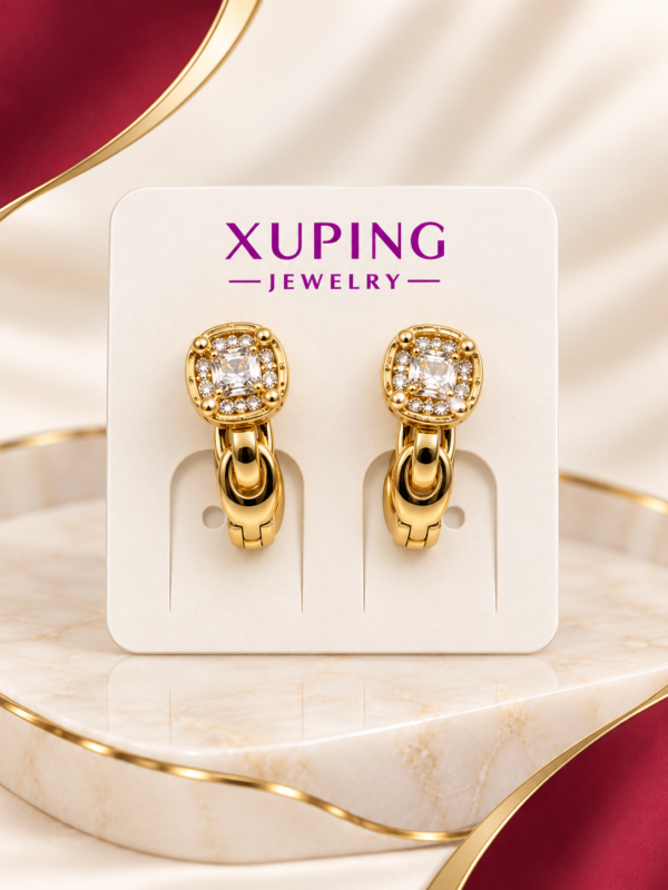 Aretes dorados con diseño de corazón y detalles de piedras