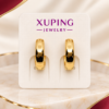 Aretes dorados con diseño de corazón y detalles de piedras