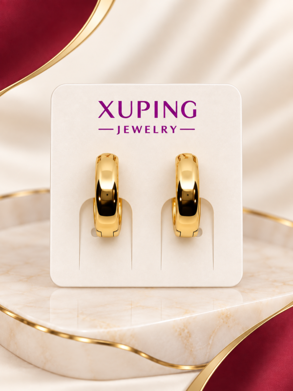 Aretes dorados con diseño de corazón y detalles de piedras