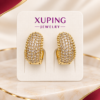 Aretes dorados con diseño de corazón y detalles de piedras