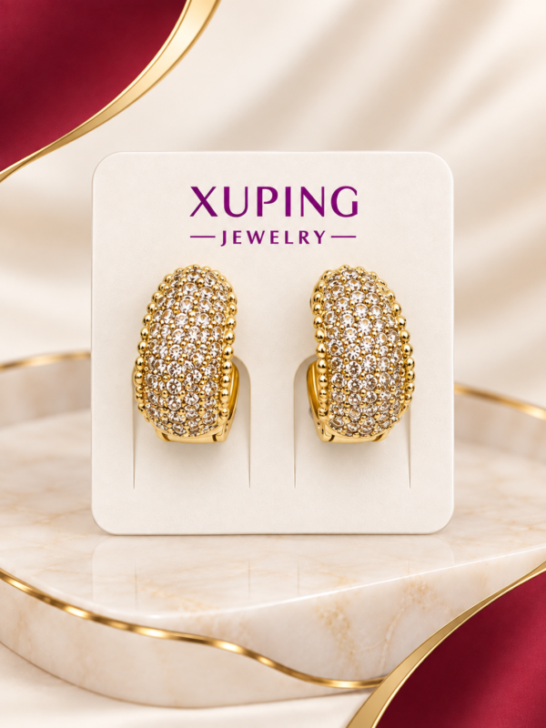 Aretes dorados con diseño de corazón y detalles de piedras
