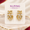Aretes dorados con diseño de corazón y detalles de piedras