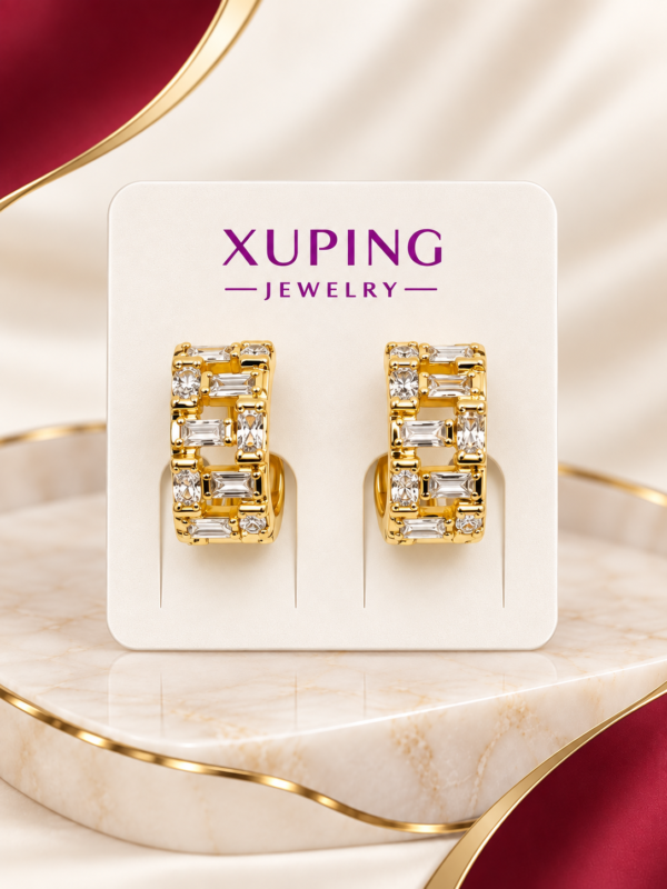 Aretes dorados con diseño de corazón y detalles de piedras