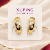 Aretes dorados con diseño de corazón y detalles de piedras