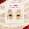 Aretes dorados con diseño de corazón y detalles de piedras