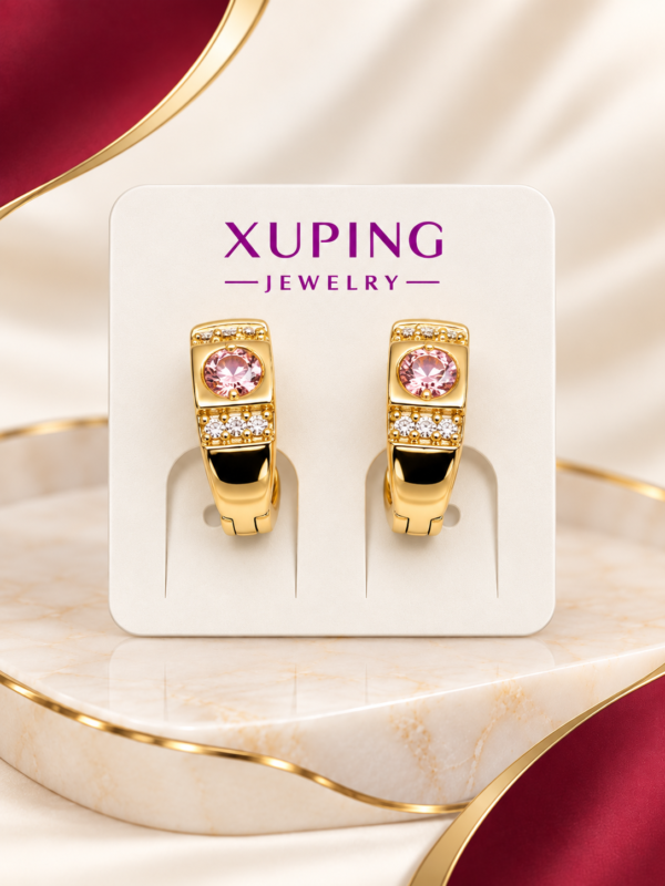 Aretes dorados con diseño de corazón y detalles de piedras