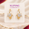 Aretes dorados con diseño de corazón y detalles de piedras