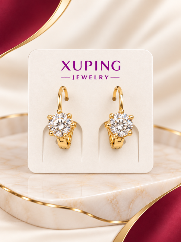 Aretes dorados con diseño de corazón y detalles de piedras