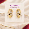 Aretes dorados con diseño de corazón y detalles de piedras