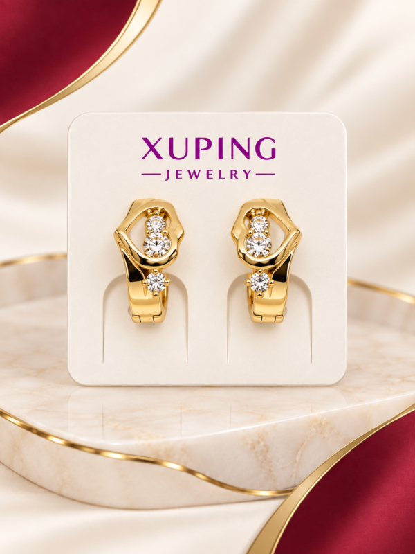 Aretes dorados con diseño de corazón y detalles de piedras