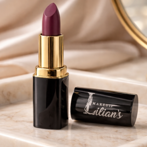 Lápiz labial color morado con envase negro y dorado