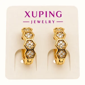 Aretes dorados con diseño hexagonal y detalles brillantes