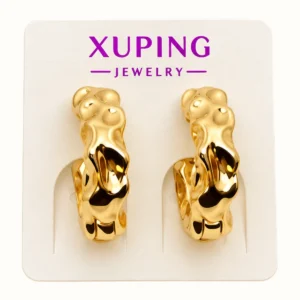 Aretes dorados con diseño texturizado