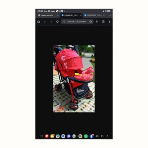 Cochecito rojo para bebé con bandeja de juegos