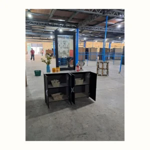 Mueble con espejo y gabinete negro
