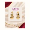 Aretes dorados con diseño de corazón y detalles de piedras