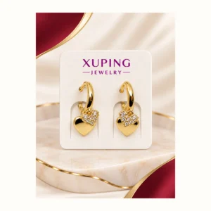 Aretes dorados con diseño de corazón y detalles de piedras